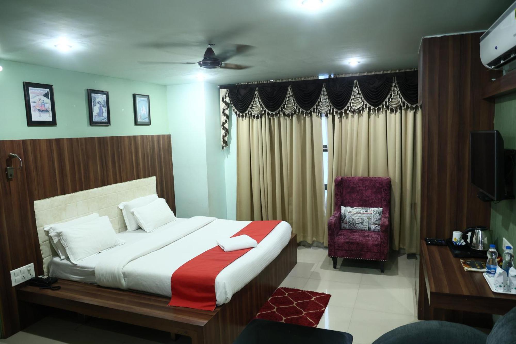 Hotel Bhubaneswari Classic Brahmapur Exteriör bild