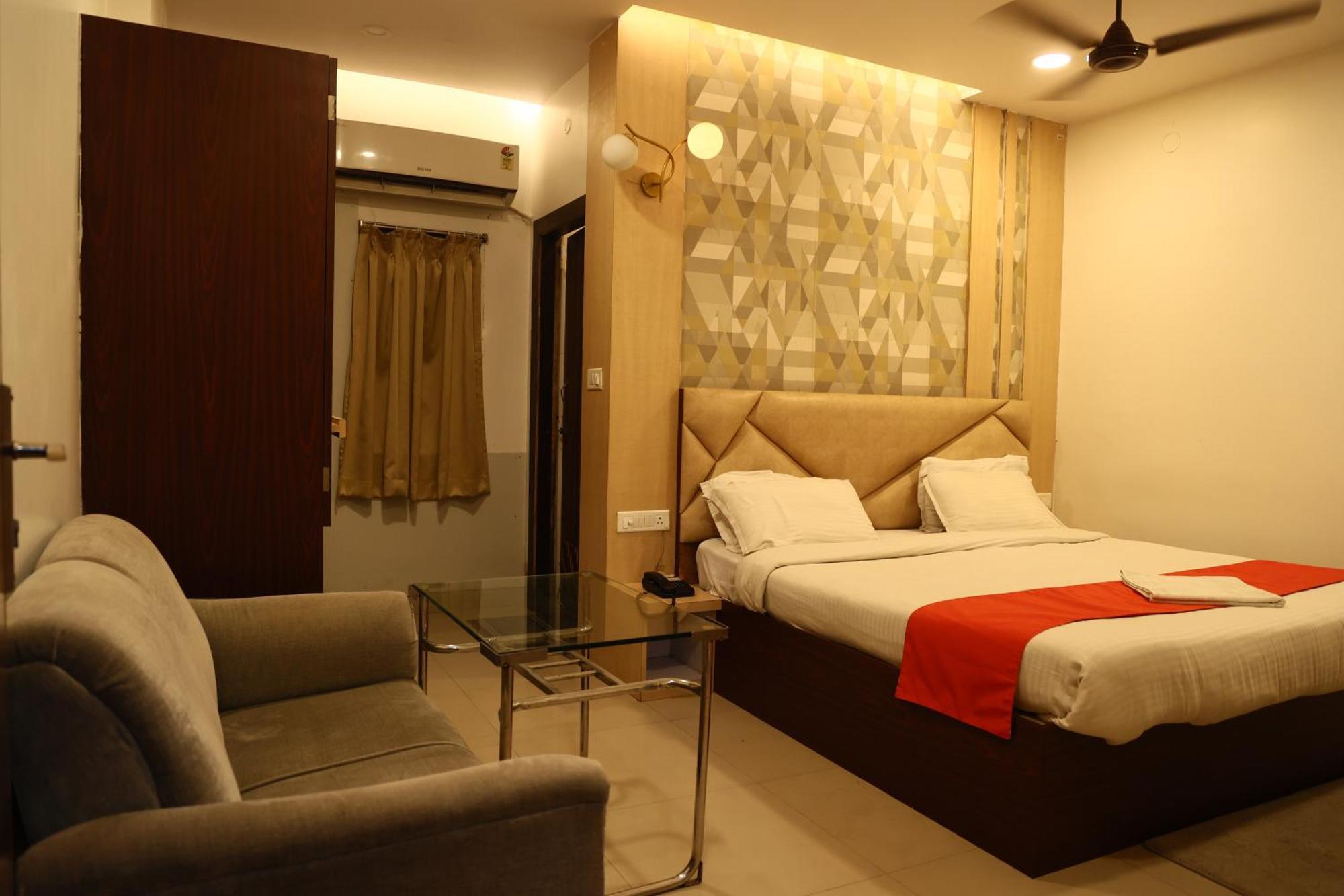 Hotel Bhubaneswari Classic Brahmapur Exteriör bild